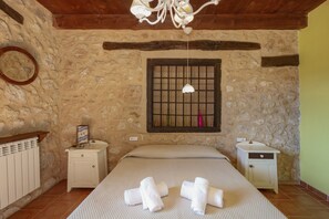 6 bedrooms, free WiFi, bed sheets - Country House 'Teruel Alfambra La Deshilla' with Mountain View, Private Pool and Private Garden (Alfambra)