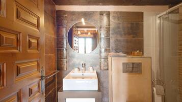 Een douche, handdoeken