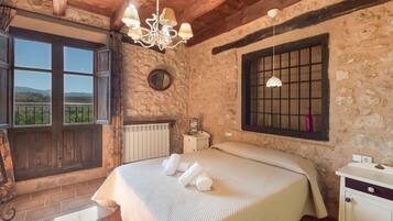 6 bedrooms, free WiFi, bed sheets