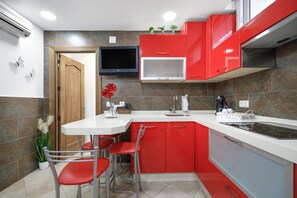 Refrigerador, microondas, placa de cocina, cafetera/tetera