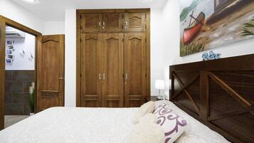 1 habitación, tabla de planchar con plancha, wifi gratis y ropa de cama