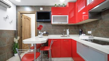 Réfrigérateur, micro-ondes, plaque de cuisson, cafetiÚre/bouilloire