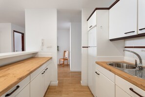 Fridge, microwave, oven, stovetop - Tomasol Vacation Apartment with Sea Views, Private Terrace, and Wi-Fi (Los Cristianos)