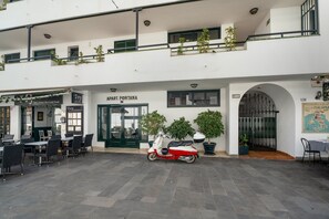 Exterior - Tomasol Vacation Apartment with Sea Views, Private Terrace, and Wi-Fi (Los Cristianos)