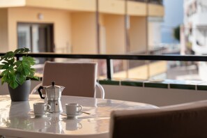 Outdoor dining - Tomasol Vacation Apartment with Sea Views, Private Terrace, and Wi-Fi (Los Cristianos)