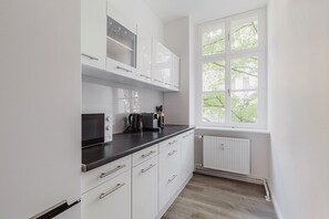 Réfrigérateur, four à micro-ondes, un four, surface de cuisson