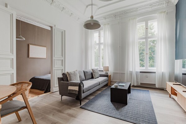 TV, stereo - Great Charlottenburg 2BR, Fully Furnished + Kitchen, by Blueground (Berlin)