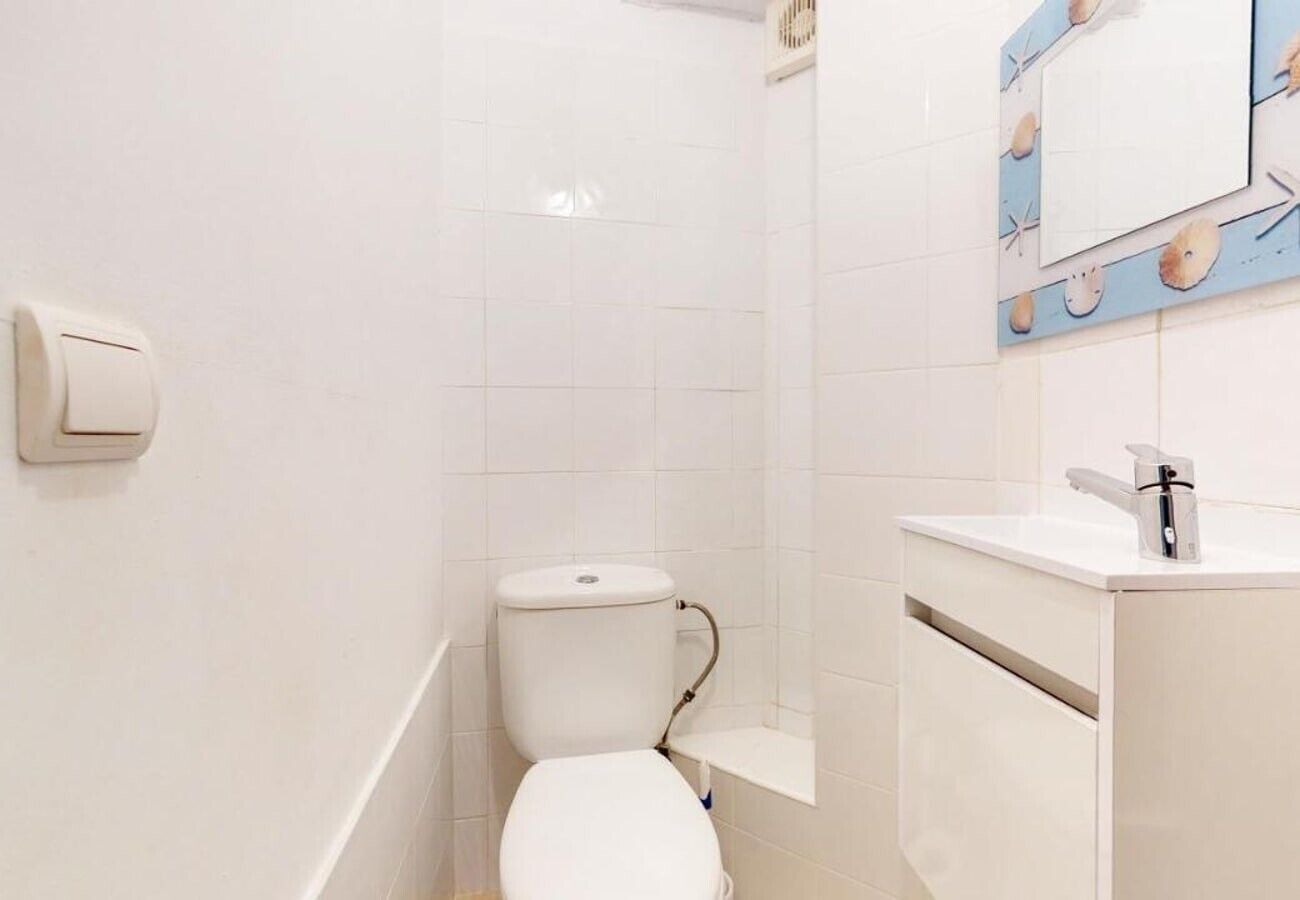 Regadera, secadora de cabello, toallas 