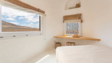 5 bedrooms, iron/ironing board, free WiFi, bed sheets