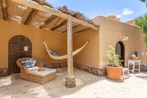 Terrace/patio - Holiday Home 'Oasis San Martin El Cotillo' with Mountain Views, Private Terrace & Wi-Fi (El Cotillo)