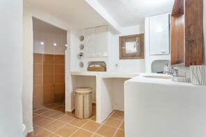 Chuveiro, secador de cabelo, toalhas de banho 