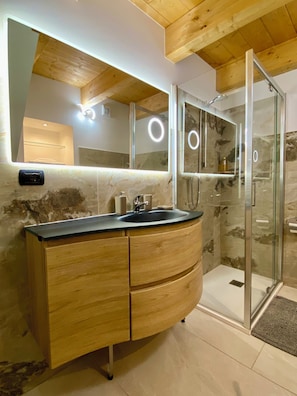 Dusche, Haartrockner, Bidet, HandtĂŒcher