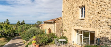 تناول الطعام بالخارج