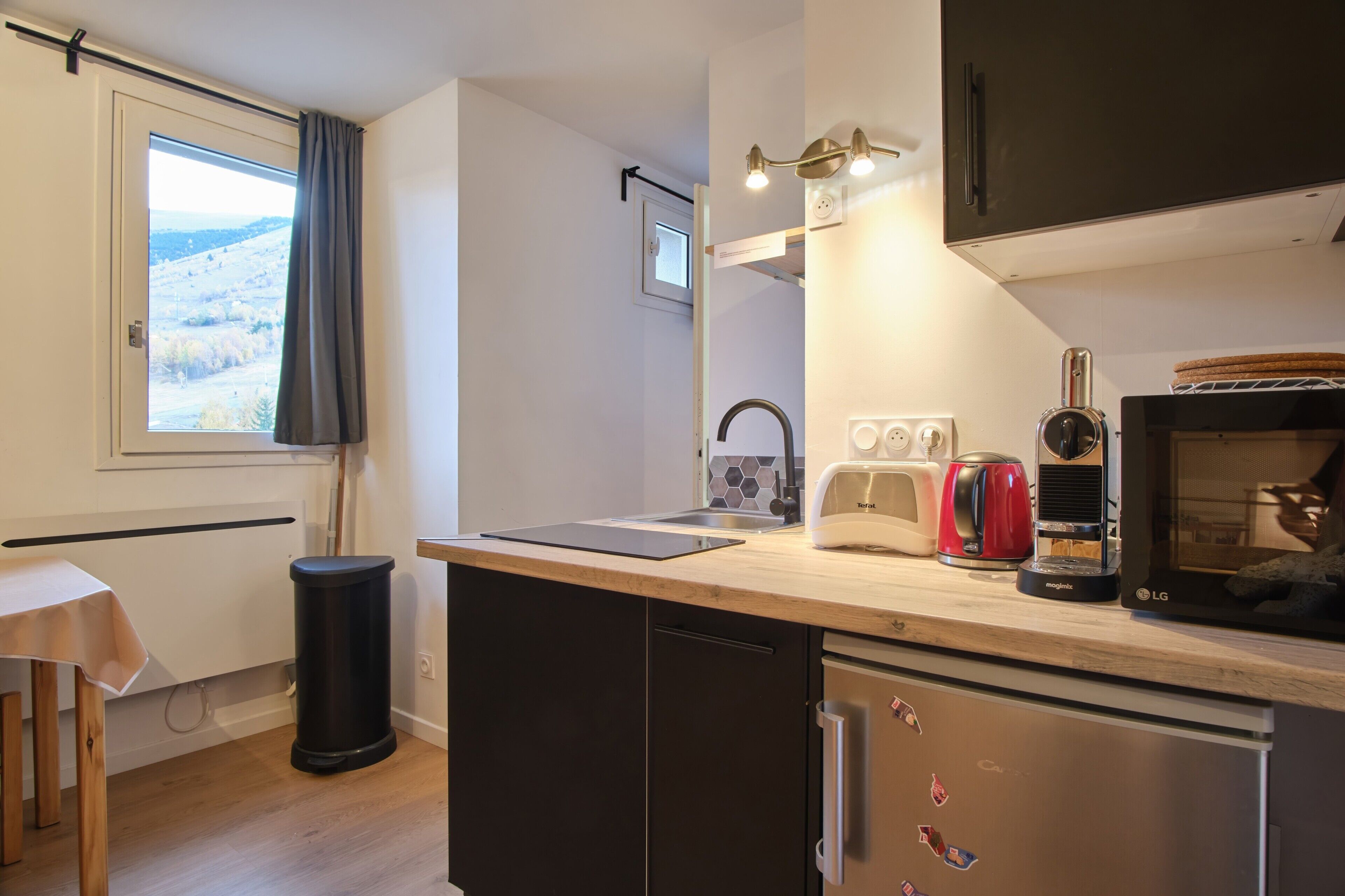 Fridge, microwave, stovetop, coffee/tea maker