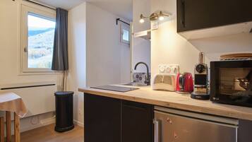 Fridge, microwave, stovetop, coffee/tea maker