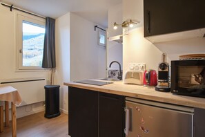 Refrigerador, microondas, placa de cocina, cafetera/tetera