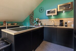 冷蔵庫、電子レンジ、オーブン、コンロ