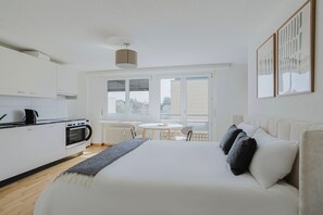 1 habitación, tabla de planchar con plancha, wifi y ropa de cama