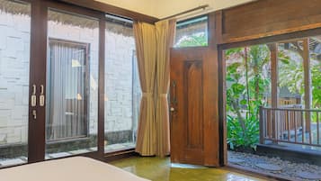 Habitación ejecutiva | Baño | Ducha, bidé, toallas y jabón