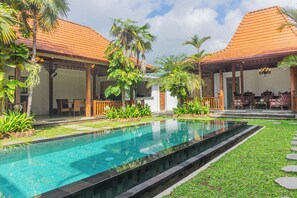 Grand-Villa | Pool