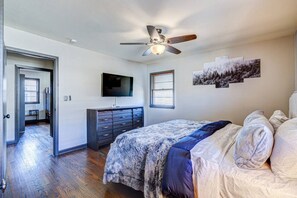 3 habitaciones, escritorio y tabla de planchar con plancha