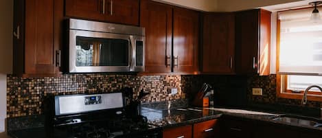 Réfrigérateur, four à micro-ondes, un four, surface de cuisson
