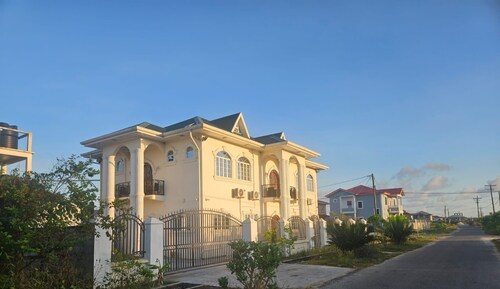 Charming Modern House In Residential Providence Hot-W/Wi-Fi/AC, Live/Secure Cam