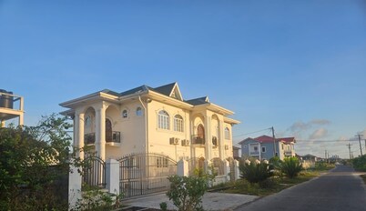 Charming Modern House In Residential Providence Hot-W/Wi-Fi/AC, Live/Secure Cam