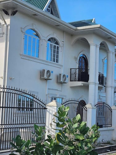 Charming Modern House In Residential Providence Hot-W/Wi-Fi/AC, Live/Secure Cam