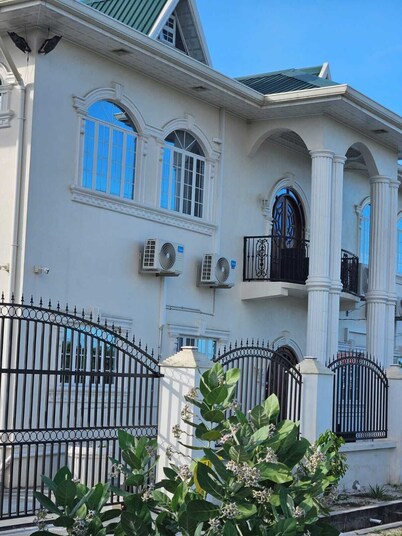 Charming Modern House In Residential Providence Hot-W/Wi-Fi/AC, Live/Secure Cam