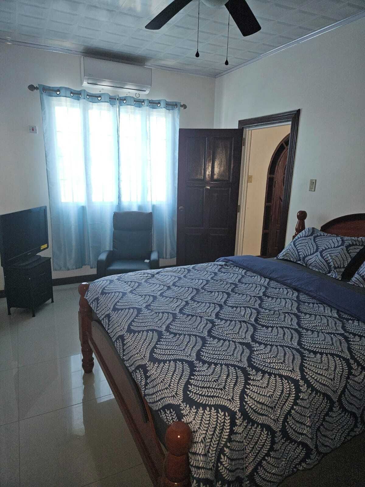 5 habitaciones, escritorio, tabla de planchar con plancha y wifi gratis 