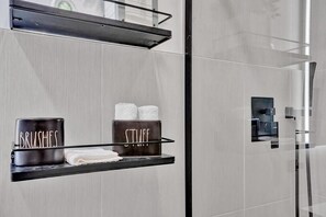 Interior - Modern Hallandale Apt w/ Backyard Near Beach (Hallandale Beach)