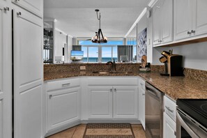 Fridge, microwave, oven, stovetop - Jade East 1630-beautiful beach front unit (Destin)