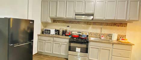 Refrigerador con freezer, microondas, tostadora, arrocera