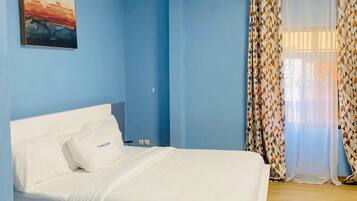 Apartamento superior, vistas al patio | Ropa de cama de alta calidad y edredones de plumas