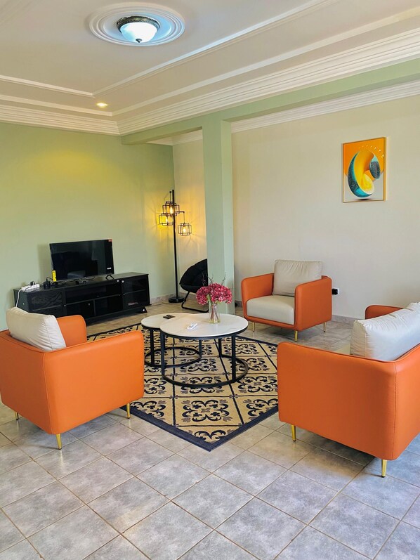 Departamento Confort | Sala de estar | Smart TV de 42 pulgadas con canales premium 