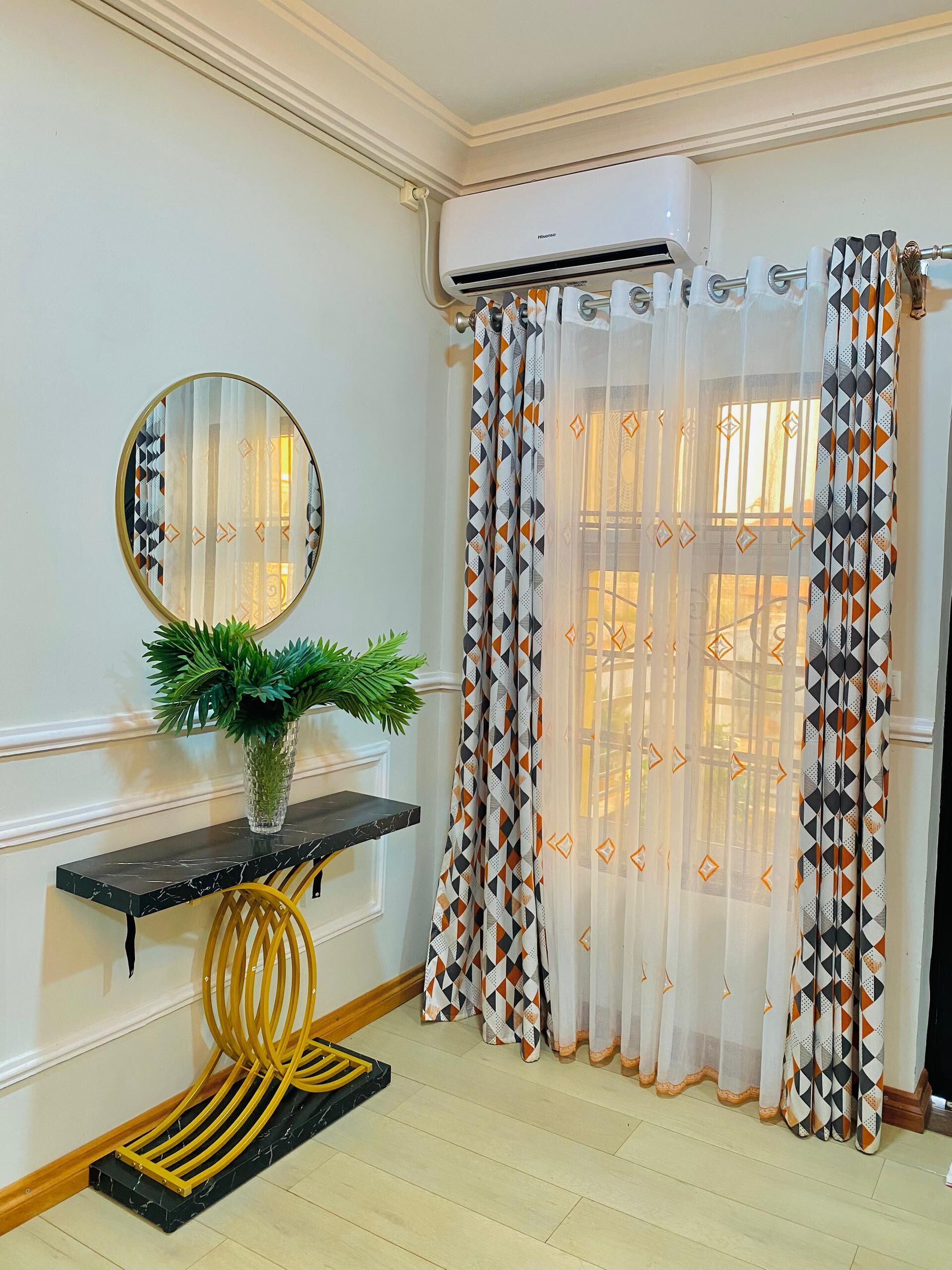 Appartement Supérieur, vue cour intérieure | Coin séjour | TV connectée de 42 pouces avec chaînes thématiques