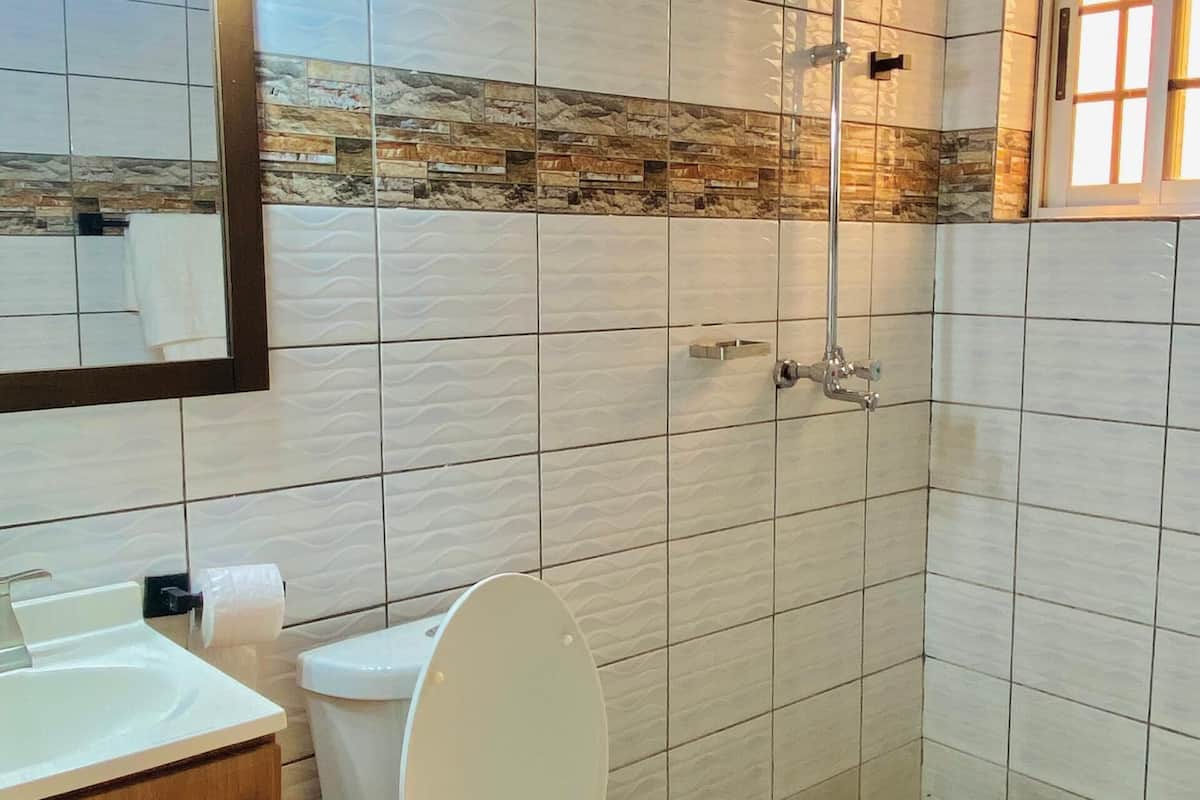 Comfort-Apartment | Badezimmer | Dusche, kostenlose Toilettenartikel, Haartrockner, Hausschuhe