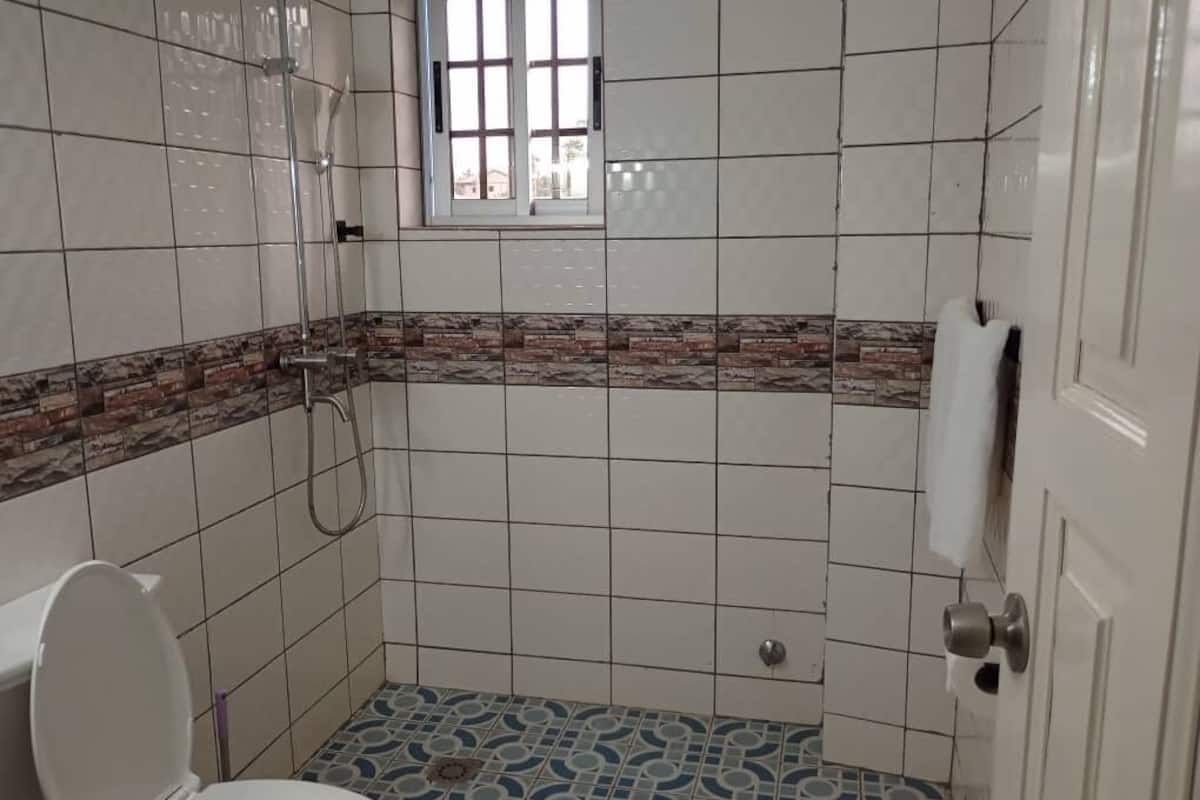 Deluxe-Apartment | Badezimmer | Dusche, kostenlose Toilettenartikel, Haartrockner, Hausschuhe