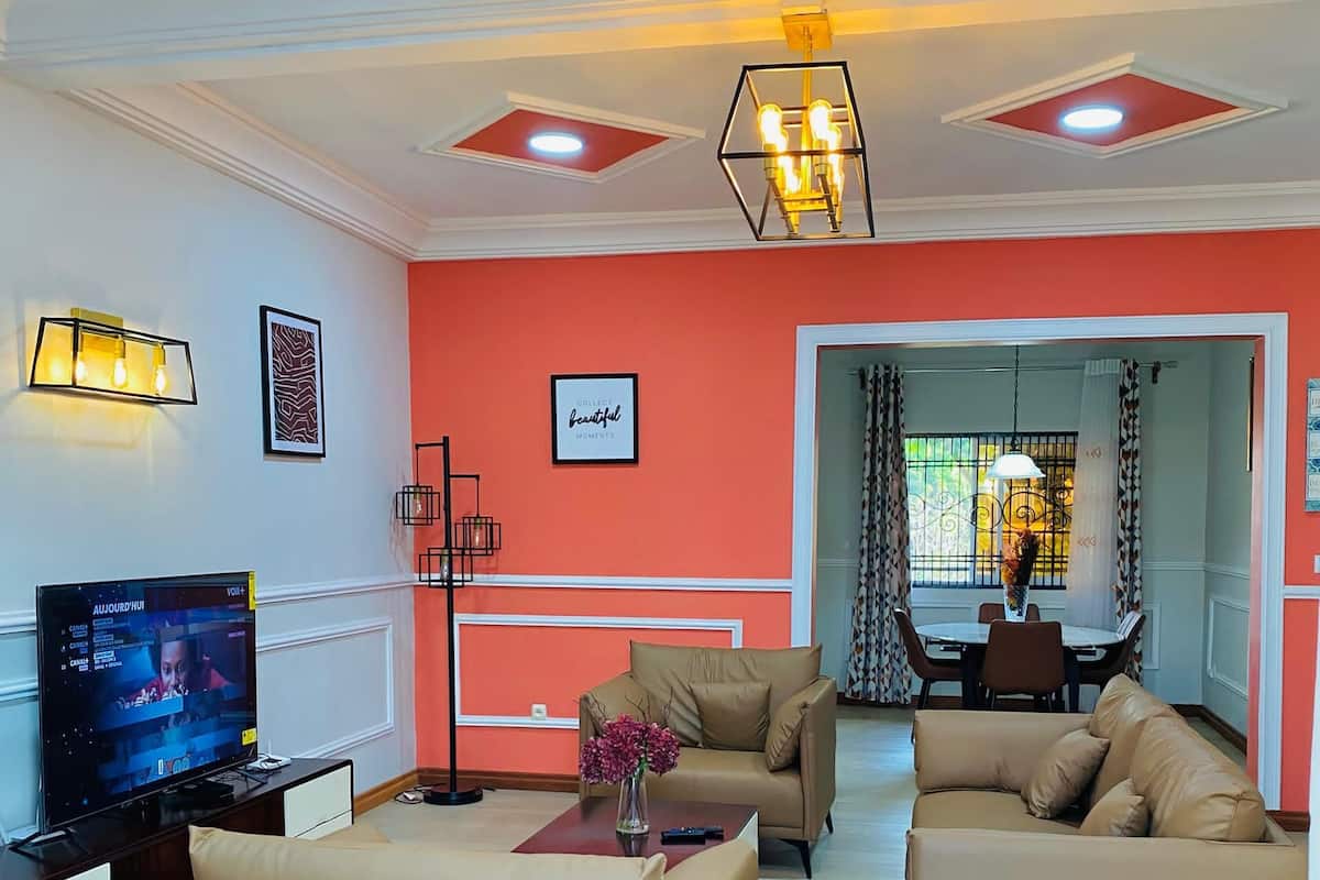 Appartamento Superior, vista cortile | Area soggiorno | Smart TV 42 pollici con canali premium