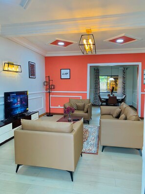 Departamento superior, vista al patio | Área de sala de estar | Smart TV de 42 pulgadas con canales premium 