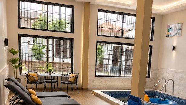 Indoor pool - The Blue Resort (Yaoundé)