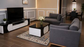Appartement Deluxe | Coin séjour | TV connectée de 42 pouces avec chaînes thématiques