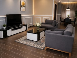 Apartamento Deluxe | Zona de estar | Smart TV de 42 pulgadas con canales premium