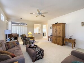 Living area - Charming 2-bedroom house in fabulous Sun City West (Sun City West)