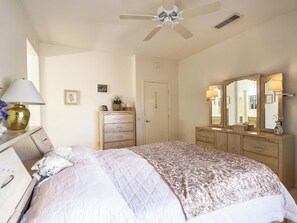 2 bedrooms, iron/ironing board, WiFi, bed sheets - Charming 2-bedroom house in fabulous Sun City West (Sun City West)