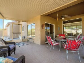 Outdoor dining - Charming 2-bedroom house in fabulous Sun City West (Sun City West)