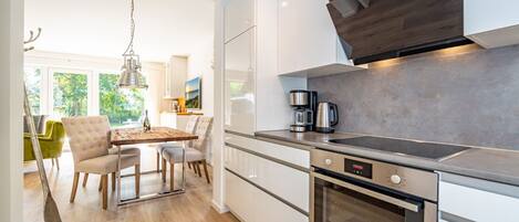 ثلاجة، فرن، موقد طهي مسطح، غسالة أطباق