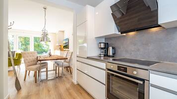 Fridge, oven, stovetop, dishwasher