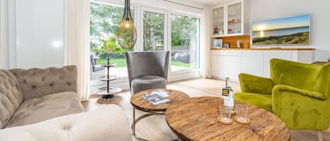 テレビ、卓球台